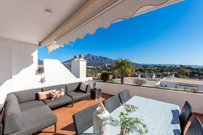 2 Bedroom Middle Floor Apartment in Nueva Andalucía - Image 1