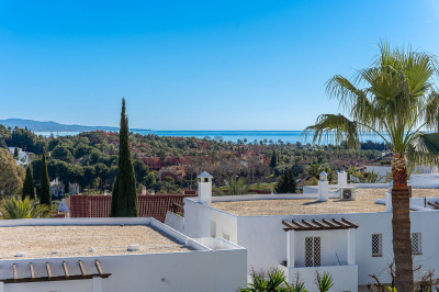 2 Bedroom Middle Floor Apartment in Nueva Andalucía - Image 2