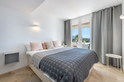 2 Bedroom Middle Floor Apartment in Nueva Andalucía - Image 5