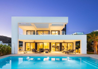 5 Bedroom Detached Villa in Nueva Andalucía - Image 1
