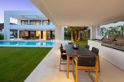 5 Bedroom Detached Villa in Nueva Andalucía - Image 5