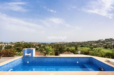 4 Bedroom Penthouse in Nueva Andalucía - Image 2
