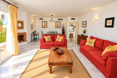 2 Bedroom Middle Floor Apartment in Nueva Andalucía - Image 2
