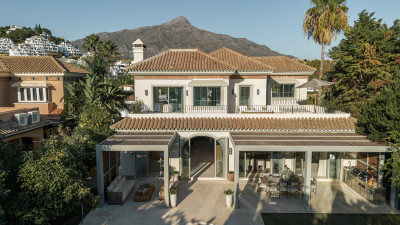 5 Bedroom Detached Villa in Nueva Andalucía - Image 1