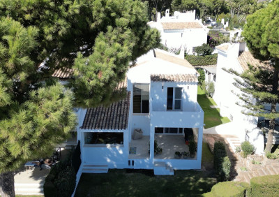 4 Bedroom Semi-Detached House in Nueva Andalucía - Image 2