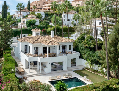 4 Bedroom Detached Villa in Nueva Andalucía - Image 1