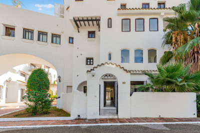 4 Bedroom Ground Floor Apartment in Puerto Banús - Image 2