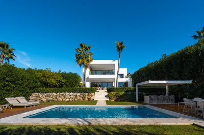 6 Bedroom Detached Villa in Nueva Andalucía - Image 3