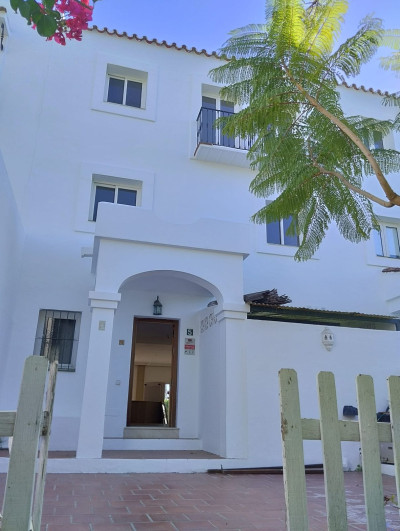 5 Bedroom Townhouse in Nueva Andalucía - Image 4