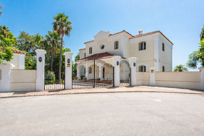 5 Bedroom Detached Villa in Nueva Andalucía - Image 2