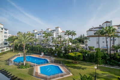 3 Bedroom Middle Floor Apartment in Puerto Banús - Image 1