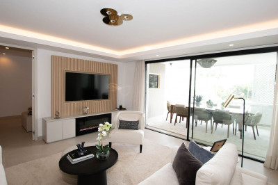 3 Bedroom Middle Floor Apartment in Puerto Banús - Image 2
