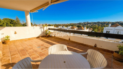 2 Bedroom Middle Floor Apartment in Nueva Andalucía - Image 5