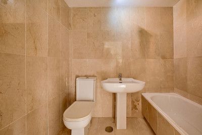 2 Bedroom Middle Floor Apartment in La Quinta - Image 5