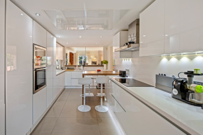 5 Bedroom Townhouse in Nueva Andalucía - Image 5