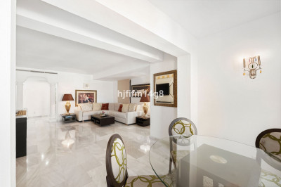 2 Bedroom Middle Floor Apartment in Puerto Banús - Image 5