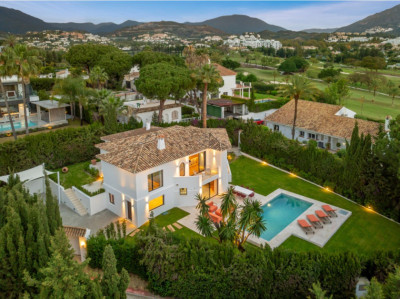 4 Bedroom Detached Villa in Nueva Andalucía - Image 1