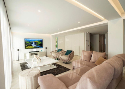 5 Bedroom Detached Villa in Nueva Andalucía - Image 2