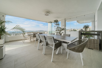 7 Bedroom Middle Floor Apartment in Nueva Andalucía - Image 1