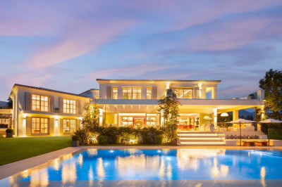 6 Bedroom Detached Villa in Nueva Andalucía - Image 2