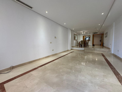 2 Bedroom Middle Floor Apartment in Puerto Banús - Image 3