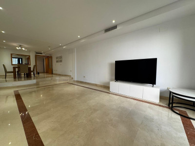 2 Bedroom Middle Floor Apartment in Puerto Banús - Image 4