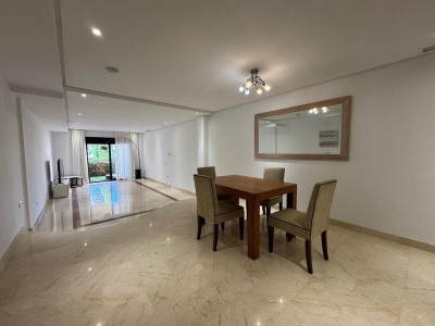 2 Bedroom Middle Floor Apartment in Puerto Banús - Image 5