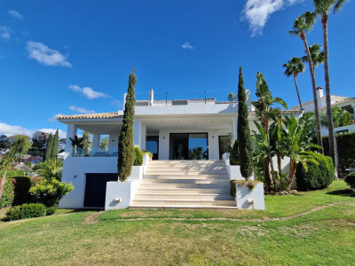 5 Bedroom Detached Villa in Nueva Andalucía - Image 1